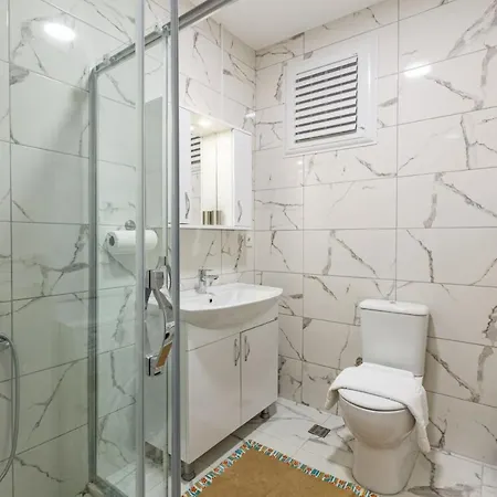 Central Flat Near The Bosphorus Shore In Uskudar